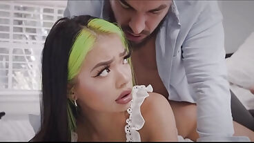 FreeUse Küçük Asyalı genç, borç için bir seks oyuncağı