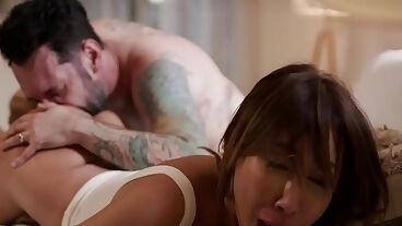 Nicole Doshi ve Tommy Pistol, aldattıklarını yakaladıkları partnerlerinden intikam almak için sevişiyorlar