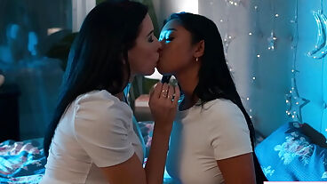 Büyük memeli Asyalı üvey kızı, busty üvey annesinin traşlanmış amını yalıyor