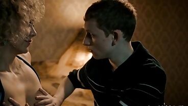 Bıyıklı adam, bu film sahnesinde bir grup fahişeyi davet ediyor