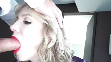 Sekreter porno filminde oral becerilerini sergileyen kırmızı dudaklı sarışın