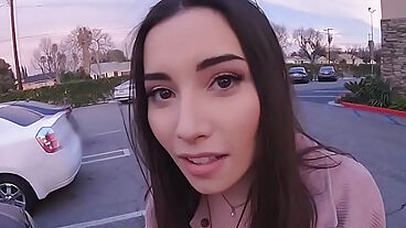 Asyalı Amerikalı genç hatun oral seks görevinde